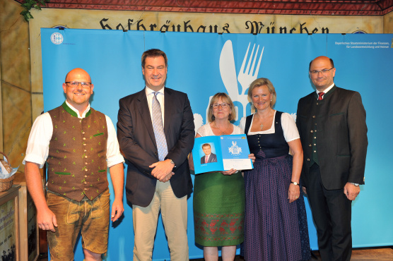 Michael Blum, Markus Söder, Inge Blum, Angela Inselkammer und Albert Füracker bei der Verleihung  "100 beste Heimatwirtschaften"