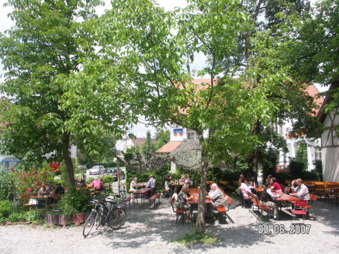 Biergarten unter alten Kastanien