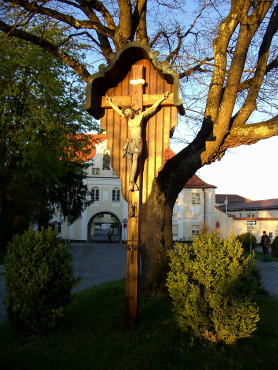 Kreuz am Rundbogen